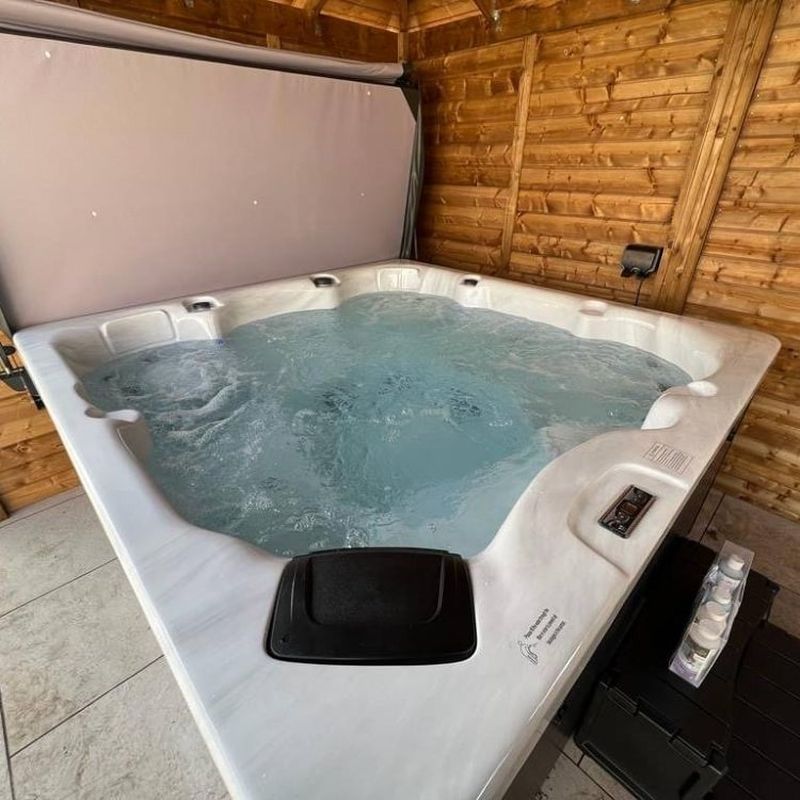 H2O Tubs 2500 Series Premium Hot Tub Customer Close Up Light Corner