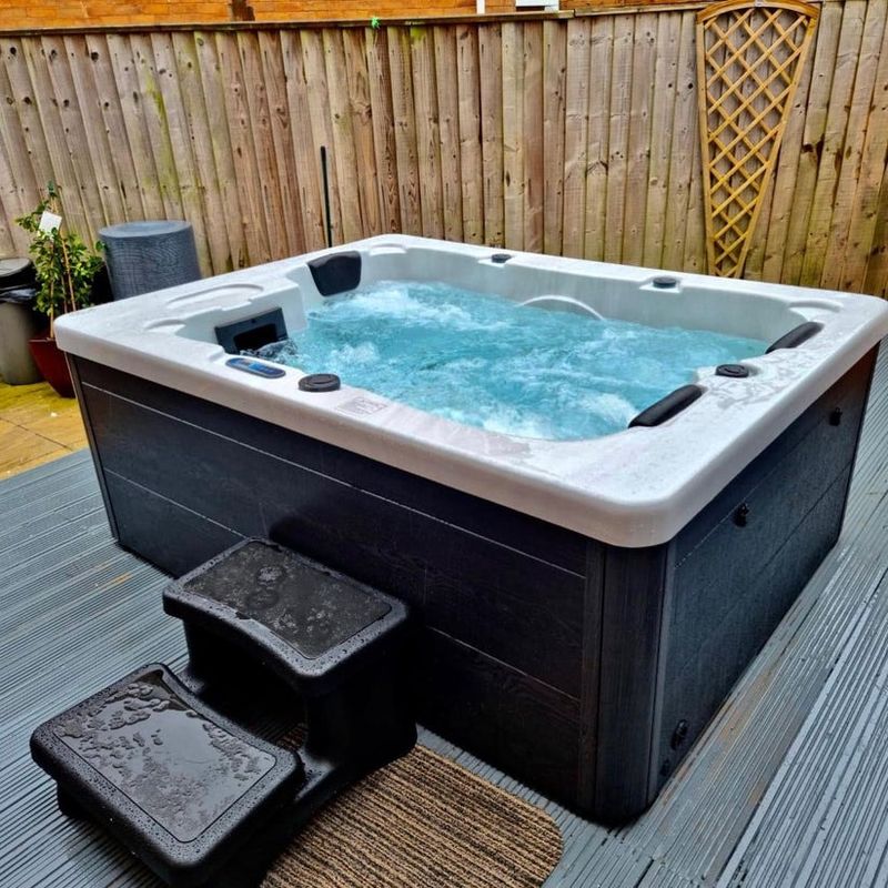 H2O Tubs 500 Series Hot Tub Side View Bubbles