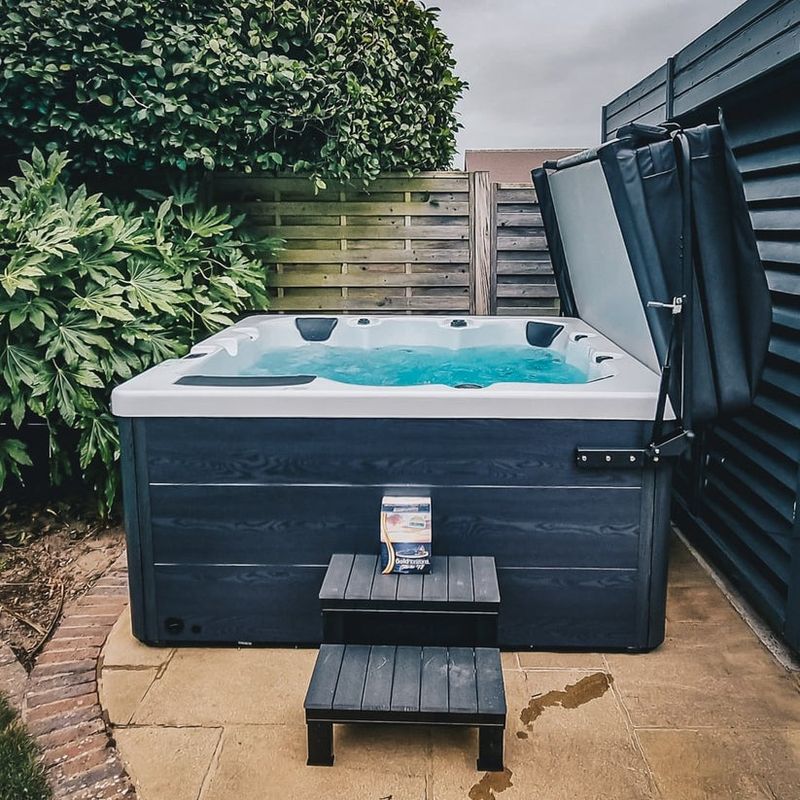 H2O Tubs Milano II Hot Tub Customer Photo Side Steps